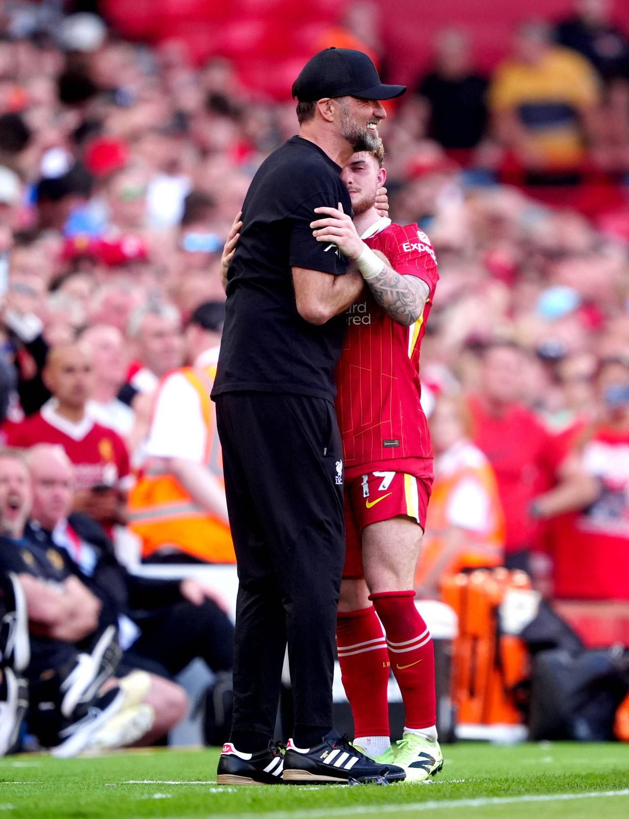 Avalanșă de îmbrățișări pe ”Anfield”! Jurgen Klopp și-a luat rămas bun de la Liverpool. Cele mai tari imagini cu antrenorul neamț_13