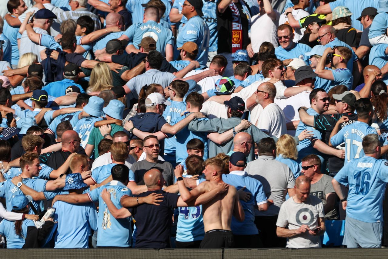 Imaginile bucuriei pe Etihad! Suporterii s-au dezlănțuit după ce Manchester City a devenit campioană _2