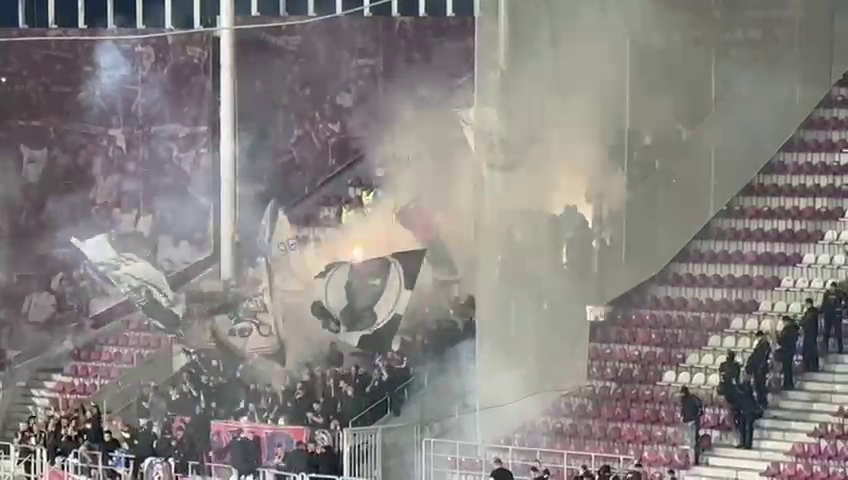 Show în Giulești! Pusă ”la colț”, galeria FCSB a aruncat cu materiale pirotehnice în debutul derby-ului cu Rapid_13