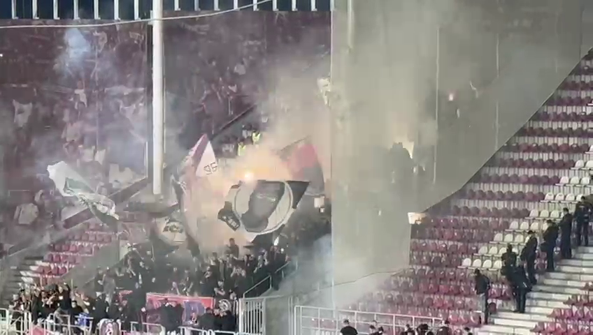 Show în Giulești! Pusă ”la colț”, galeria FCSB a aruncat cu materiale pirotehnice în debutul derby-ului cu Rapid_14