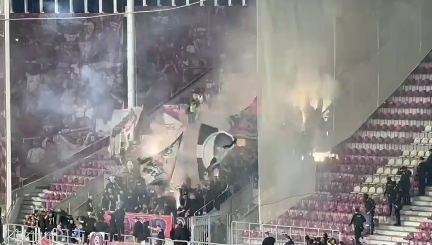 Show în Giulești! Pusă ”la colț”, galeria FCSB a aruncat cu materiale pirotehnice în debutul derby-ului cu Rapid_16