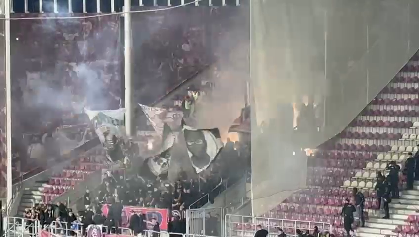 Show în Giulești! Pusă ”la colț”, galeria FCSB a aruncat cu materiale pirotehnice în debutul derby-ului cu Rapid_18