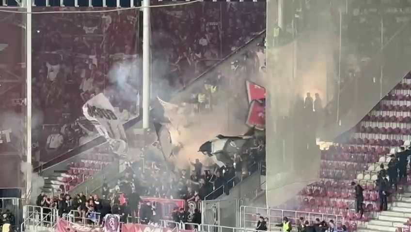Show în Giulești! Pusă ”la colț”, galeria FCSB a aruncat cu materiale pirotehnice în debutul derby-ului cu Rapid_8