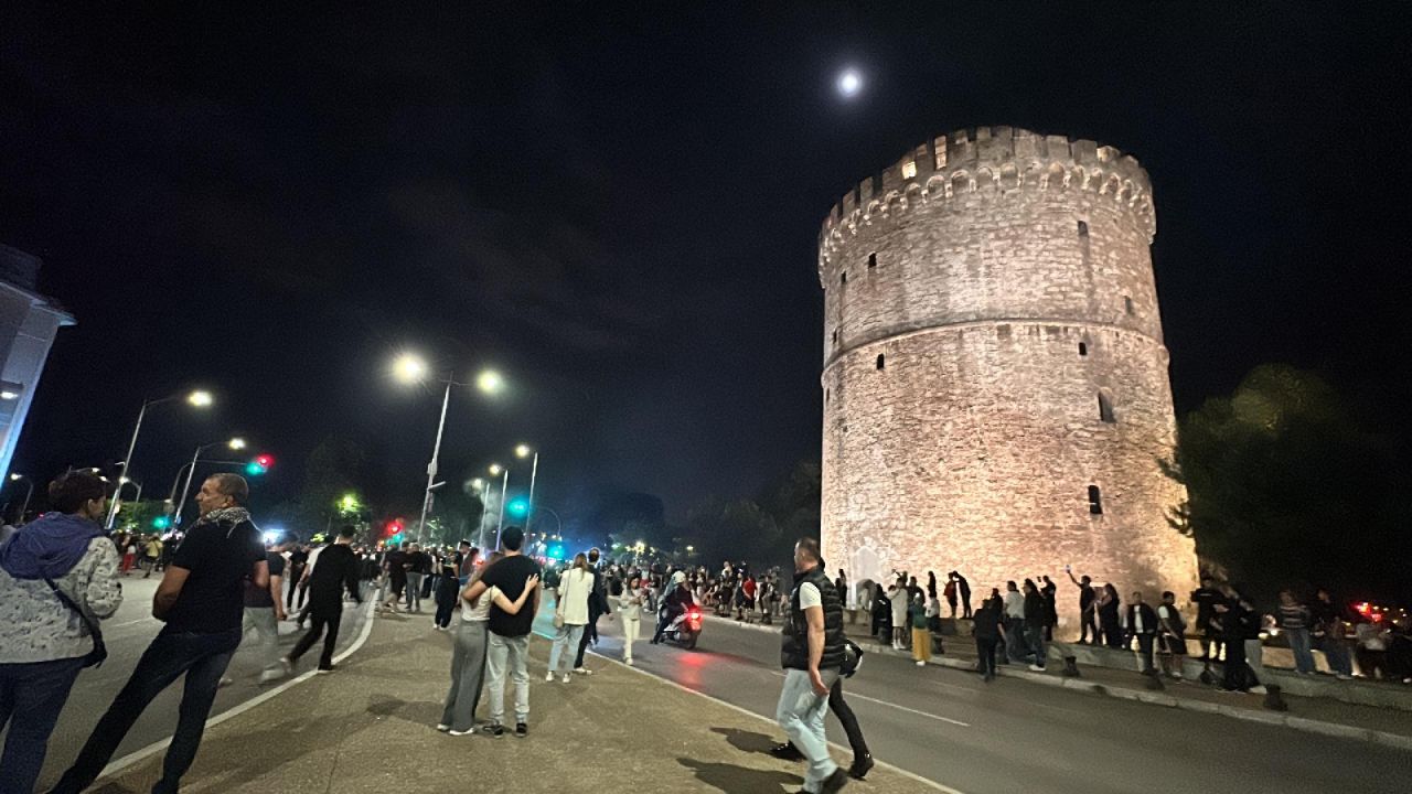 N-ai unde să arunci un pai! Fanii lui PAOK au invadat străzile din Salonic după ce trupa lui Lucescu a câștigat titlul_1