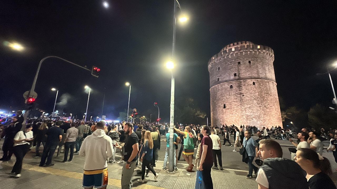 N-ai unde să arunci un pai! Fanii lui PAOK au invadat străzile din Salonic după ce trupa lui Lucescu a câștigat titlul_2