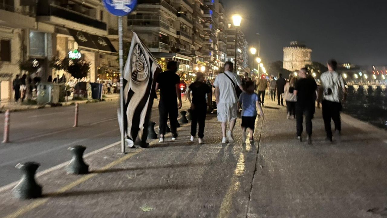 N-ai unde să arunci un pai! Fanii lui PAOK au invadat străzile din Salonic după ce trupa lui Lucescu a câștigat titlul_4