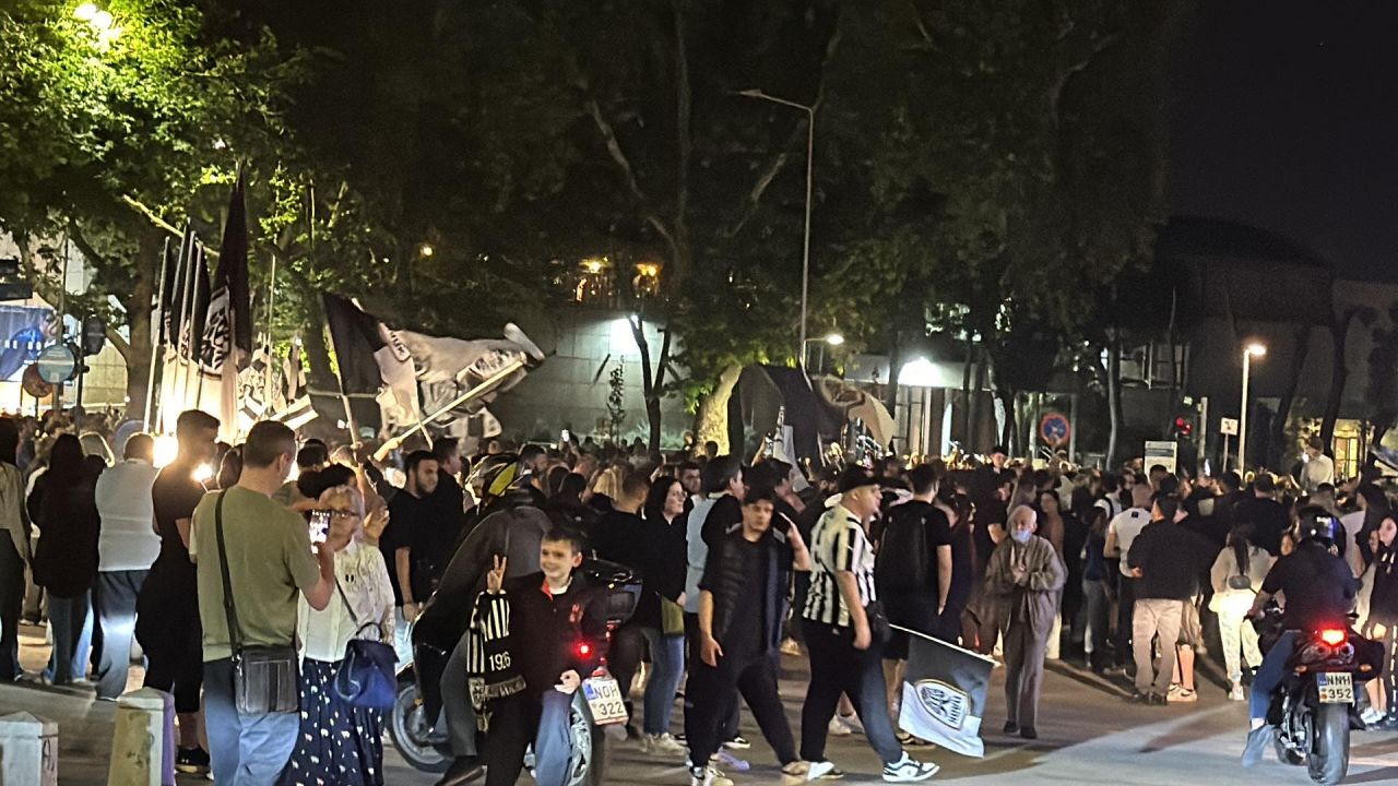N-ai unde să arunci un pai! Fanii lui PAOK au invadat străzile din Salonic după ce trupa lui Lucescu a câștigat titlul_6