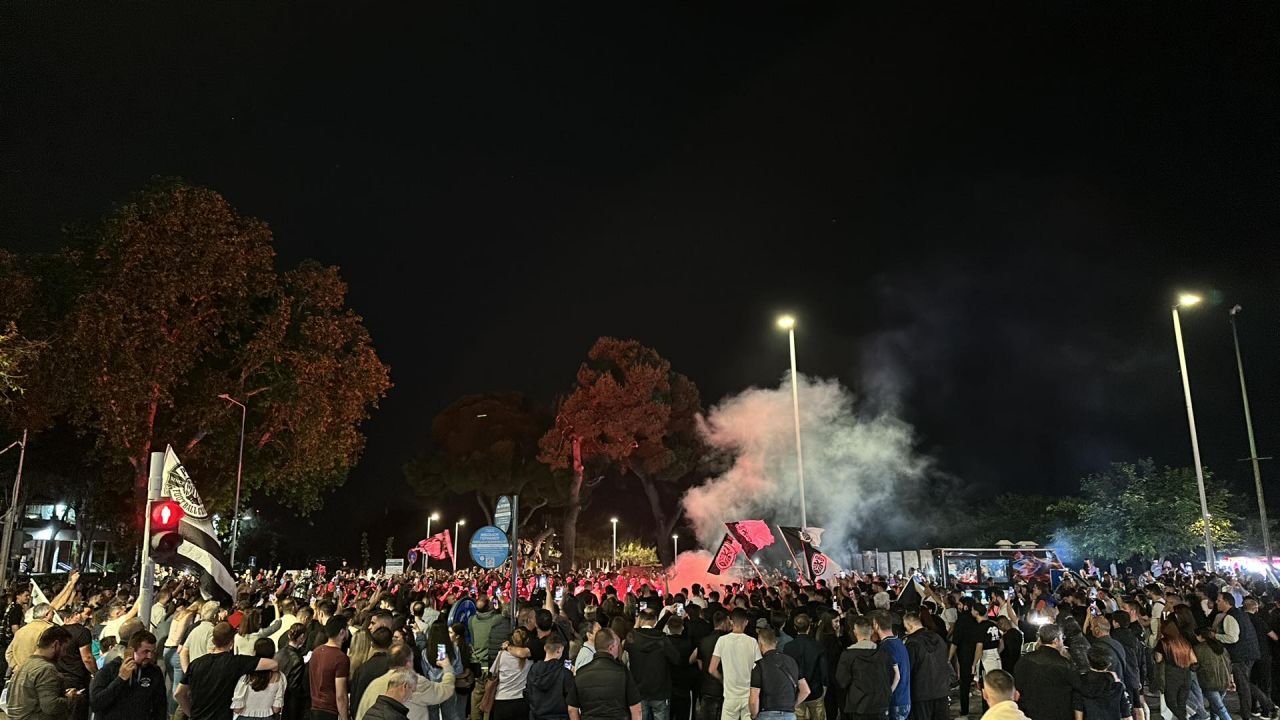 N-ai unde să arunci un pai! Fanii lui PAOK au invadat străzile din Salonic după ce trupa lui Lucescu a câștigat titlul_8