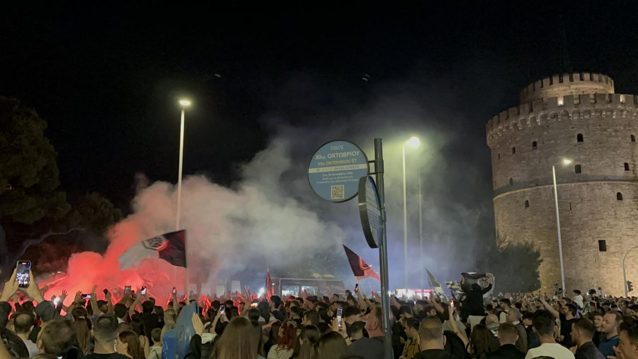N-ai unde să arunci un pai! Fanii lui PAOK au invadat străzile din Salonic după ce trupa lui Lucescu a câștigat titlul_10