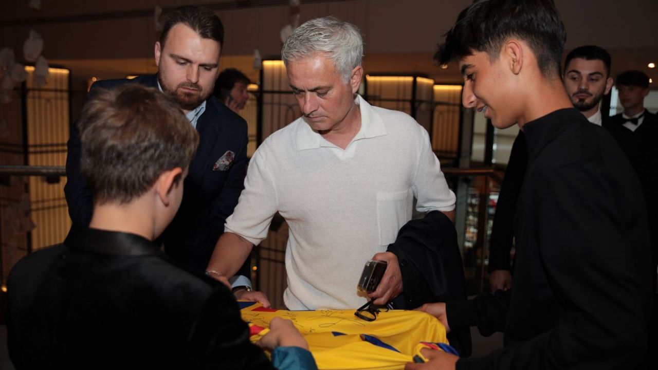 Generatia de aur Hristo Stoicikov Jose Mourinho meciul de retragere al generatiei de aur World Stars