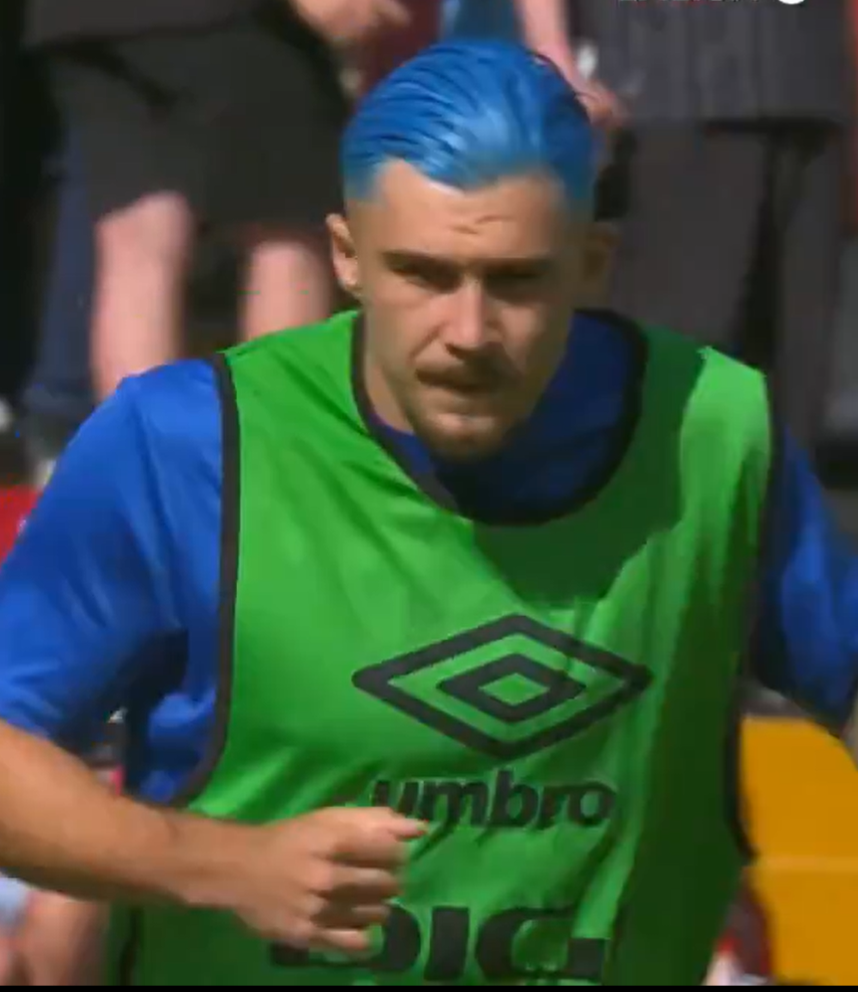 Ce transformare! Și-a vopsit părul albastru după ce Edi Iordănescu l-a inclus în lotul preliminar pentru EURO 2024_14