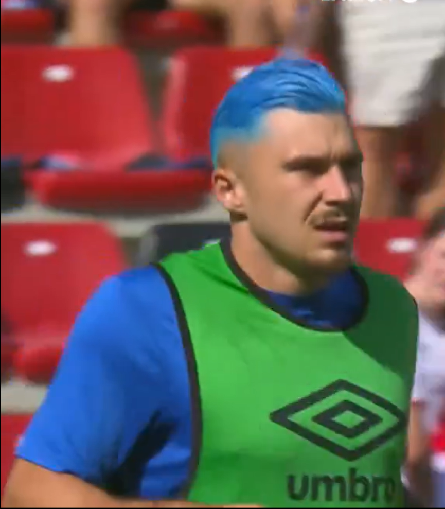Ce transformare! Și-a vopsit părul albastru după ce Edi Iordănescu l-a inclus în lotul preliminar pentru EURO 2024_16