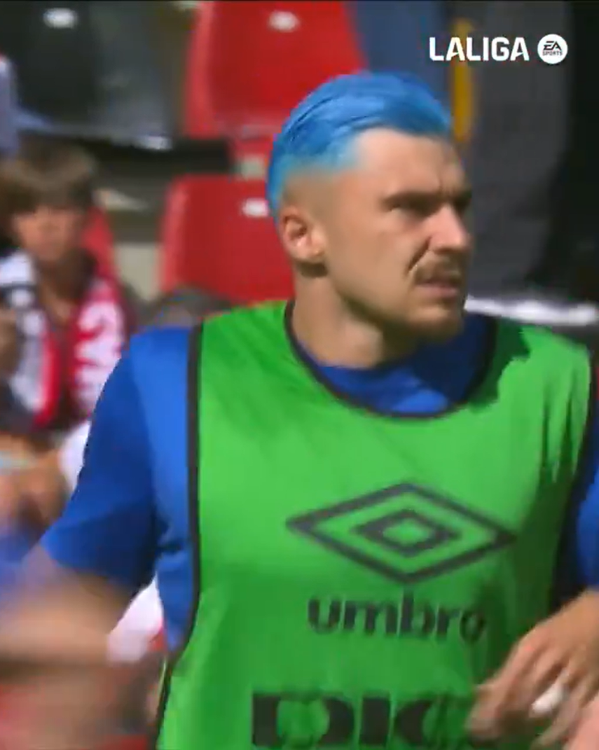 Ce transformare! Și-a vopsit părul albastru după ce Edi Iordănescu l-a inclus în lotul preliminar pentru EURO 2024_20