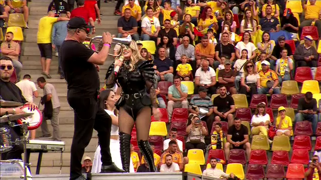 Loredana Groza și dansatoarele au întreținut atmosfera pe Arena Națională! _48