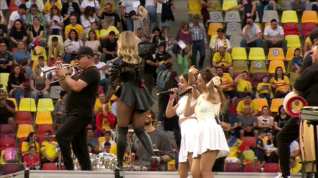 Loredana Groza și dansatoarele au întreținut atmosfera pe Arena Națională! _53
