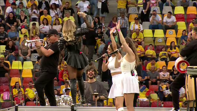 Loredana Groza și dansatoarele au întreținut atmosfera pe Arena Națională! _54