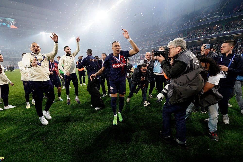 Au revoir, Kylian Mbappe! Ultimul meci jucat de starul francez la PSG, ultimul trofeu câștigat! Președintele Emmanuel Macron, prezent și el_2