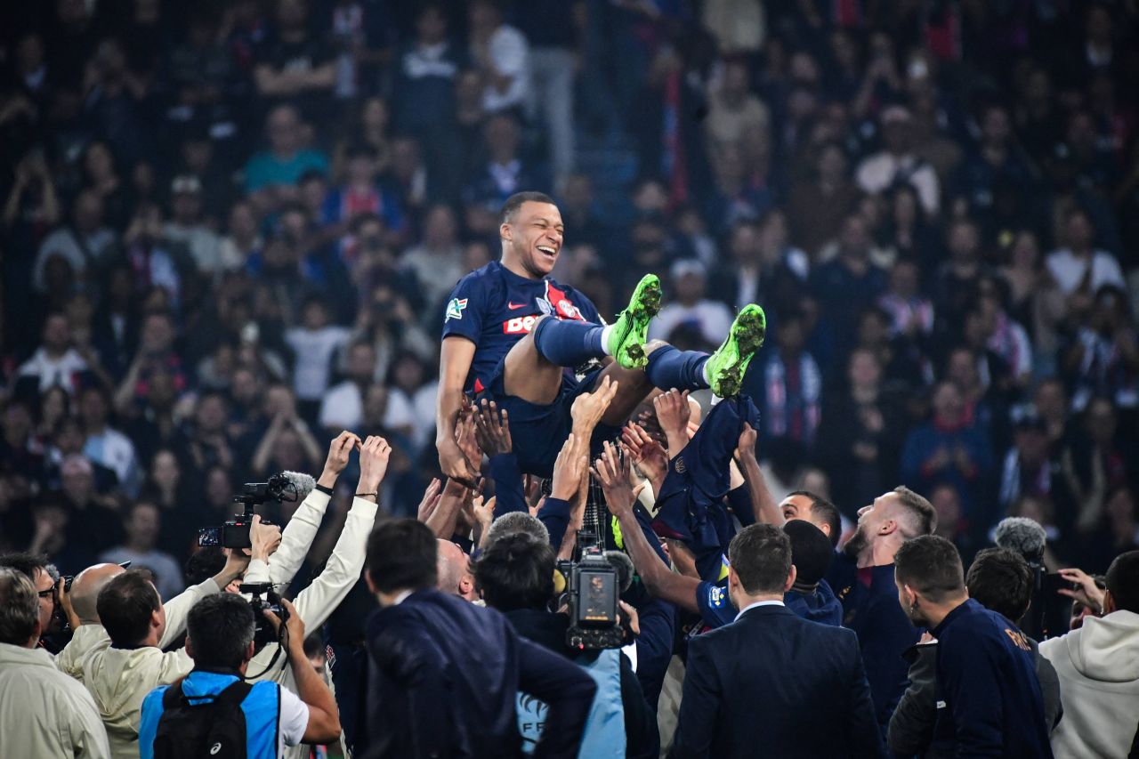 Au revoir, Kylian Mbappe! Ultimul meci jucat de starul francez la PSG, ultimul trofeu câștigat! Președintele Emmanuel Macron, prezent și el_8