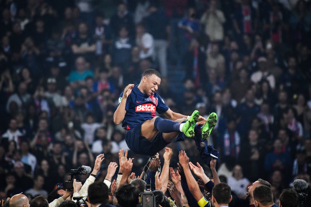 Au revoir, Kylian Mbappe! Ultimul meci jucat de starul francez la PSG, ultimul trofeu câștigat! Președintele Emmanuel Macron, prezent și el_9