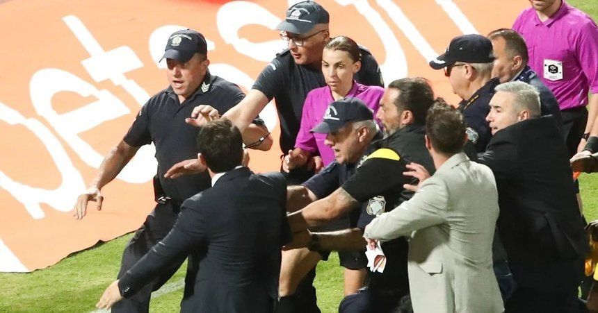 Stephanie Frappart a făcut prăpăd la finala Cupei Greciei! 3 cartonașe roșii în 20 de minute și arbitra a fost escortată de poliție_13