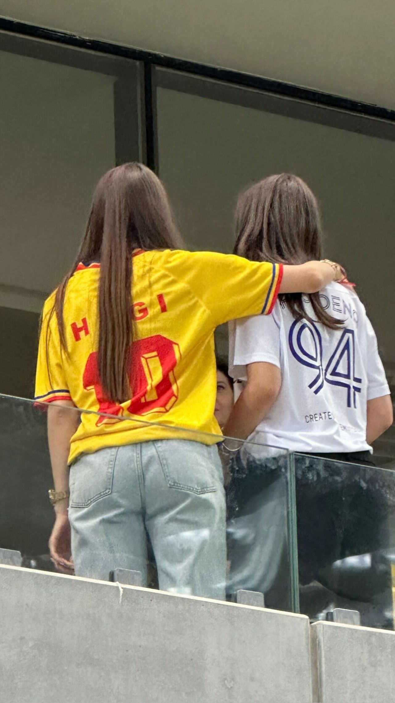 Una mai frumoasă decât cealaltă! Fiicele lui Gică Popescu și Ilie Dumitrescu, apariții spectaculoase la meciul Generației de Aur_19