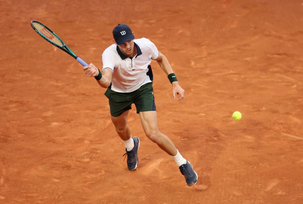 Faza care va rămâne peste ani și ani: un tenismen de 2 metri, doborât pe teren de un copil de mingi, la Roland Garros_56