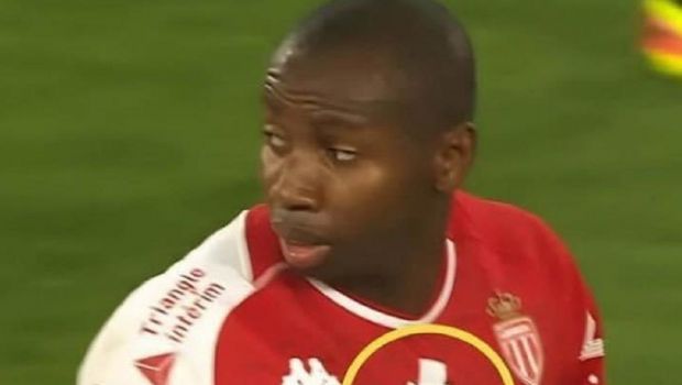 
	Ce pedeapsă a primit fotbalistul din Ligue 1 care a acoperit intenționat două sigle de pe tricou
