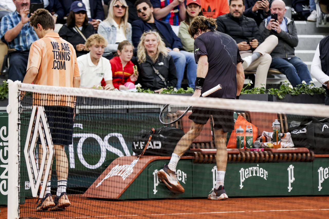 De la Roland Garros la centrul de reabilitare? Rublev (6 ATP) „s-a distrus” cu o rachetă de tenis. Imagini incredibile_19