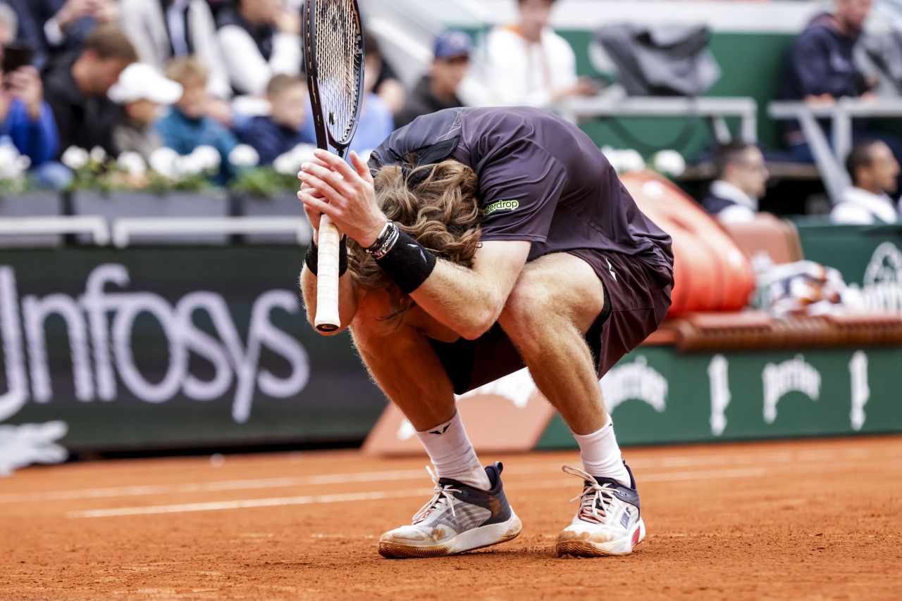 De la Roland Garros la centrul de reabilitare? Rublev (6 ATP) „s-a distrus” cu o rachetă de tenis. Imagini incredibile_22