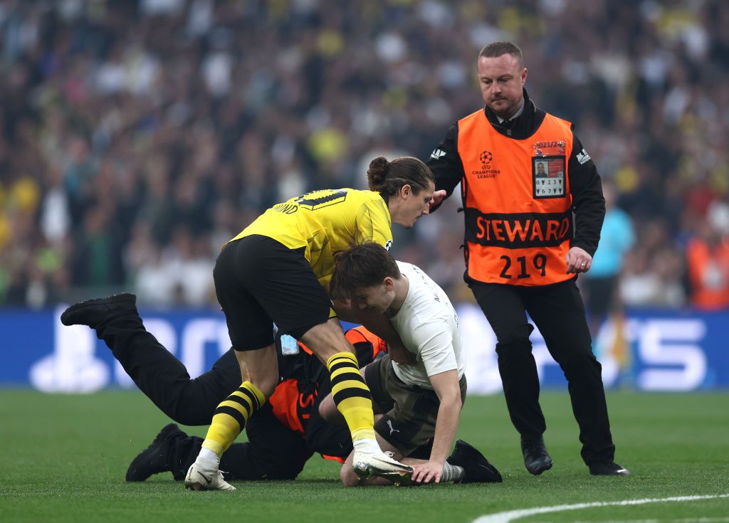 Probleme încă din startul finalei! Fanii au pătruns pe teren la Borussia Dortmund - Real Madrid_11