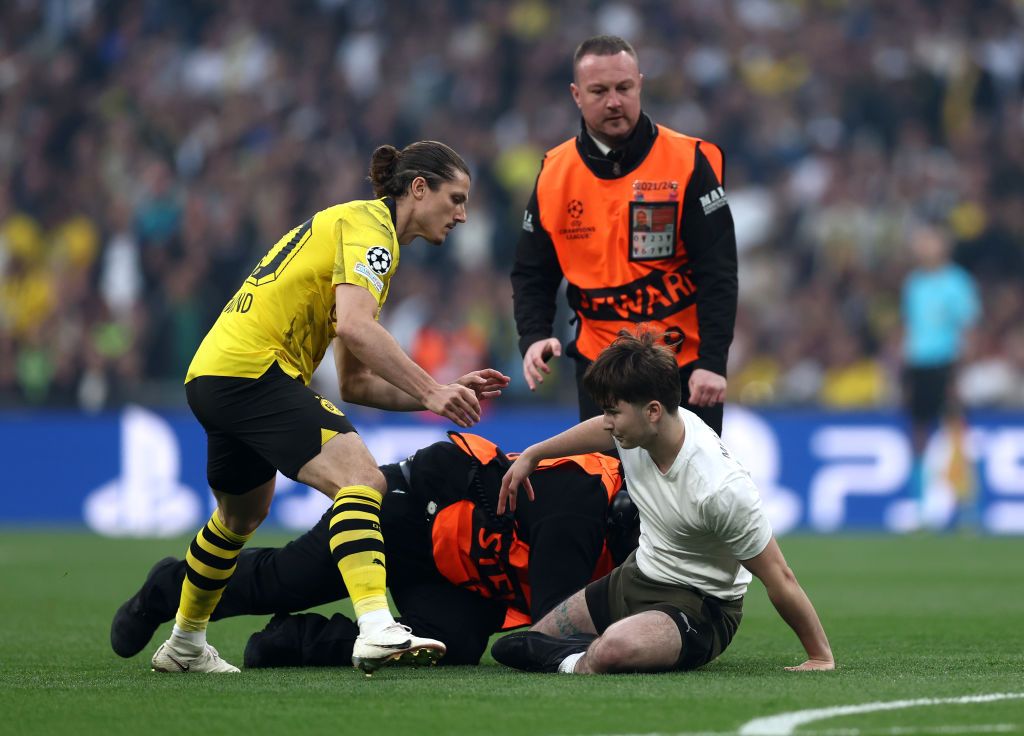 Probleme încă din startul finalei! Fanii au pătruns pe teren la Borussia Dortmund - Real Madrid_12