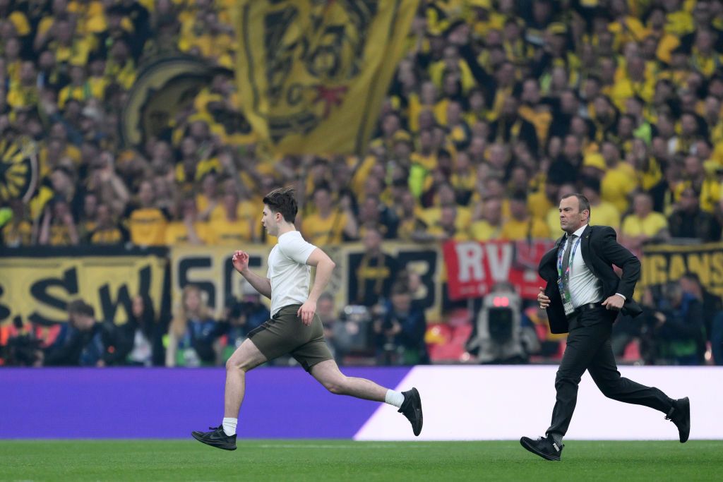 Probleme încă din startul finalei! Fanii au pătruns pe teren la Borussia Dortmund - Real Madrid_14