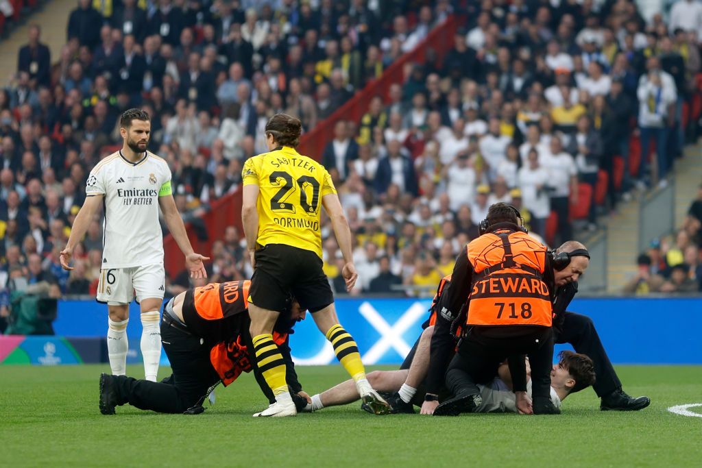 Probleme încă din startul finalei! Fanii au pătruns pe teren la Borussia Dortmund - Real Madrid_4