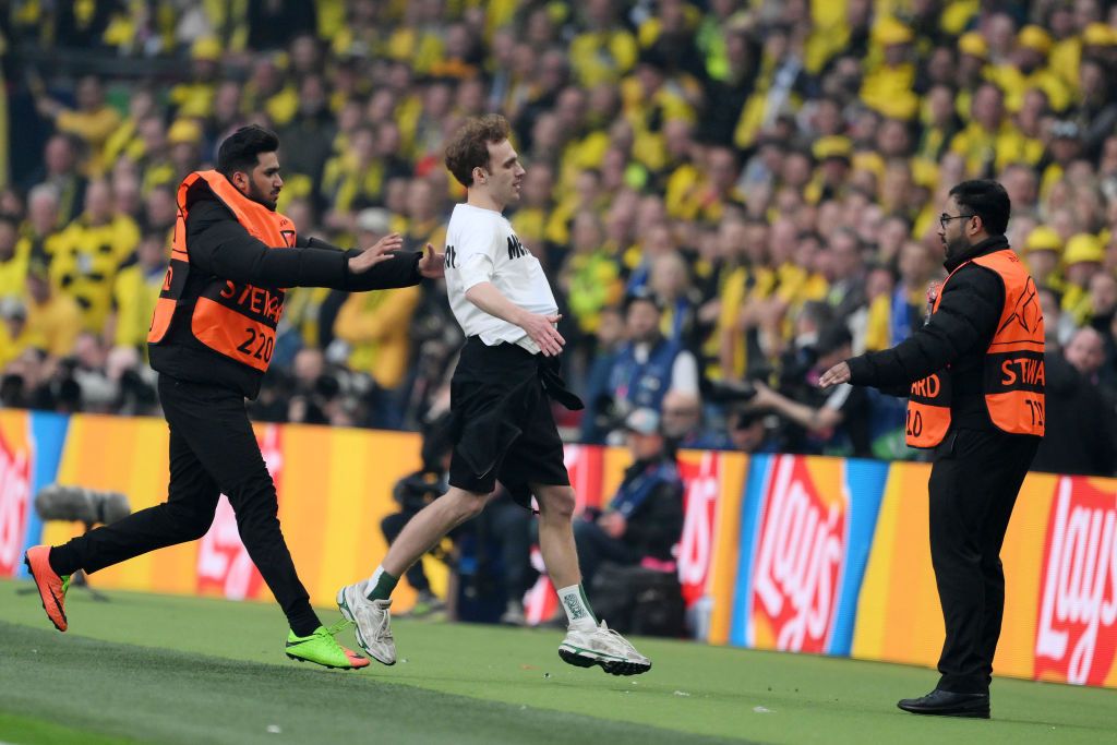 Probleme încă din startul finalei! Fanii au pătruns pe teren la Borussia Dortmund - Real Madrid_7