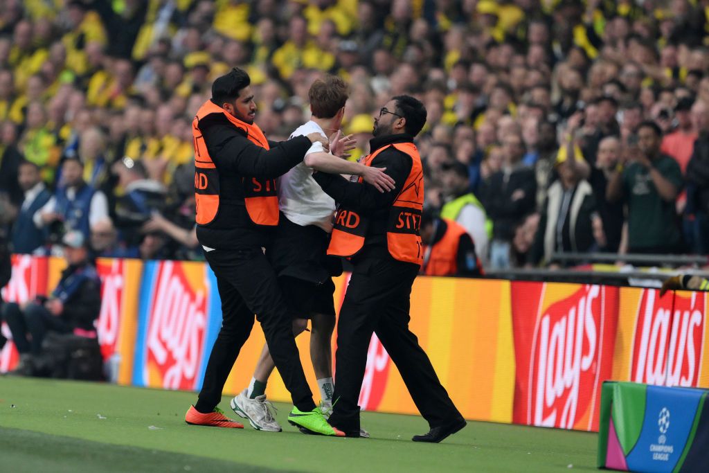 Probleme încă din startul finalei! Fanii au pătruns pe teren la Borussia Dortmund - Real Madrid_9