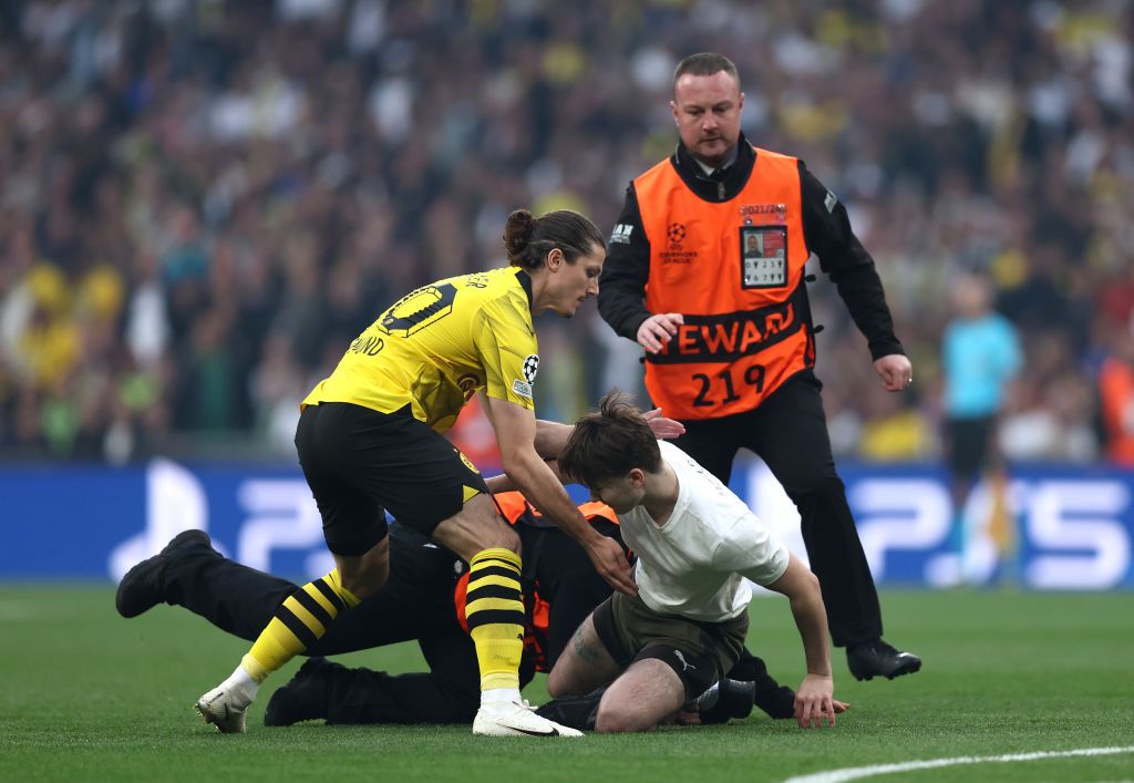 Probleme încă din startul finalei! Fanii au pătruns pe teren la Borussia Dortmund - Real Madrid_10