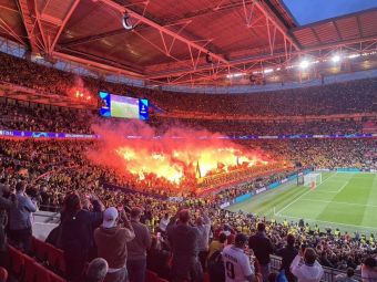 
	Wembley a fost în flăcări, la propriu! Sute de torțe au fost aprinse pe stadion
