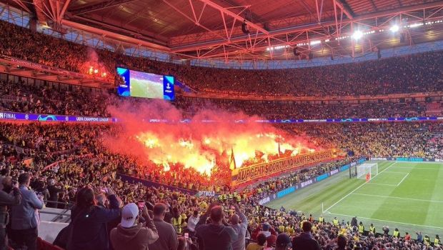 
	Wembley a fost în flăcări, la propriu! Sute de torțe au fost aprinse pe stadion
