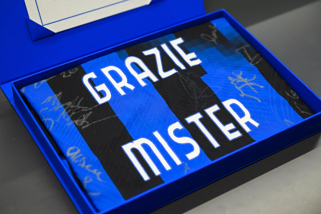 Cadoul primit de Cristi Chivu după ce și-a dat demisia de la Inter! Mesajul italienilor pentru antrenorul român_2