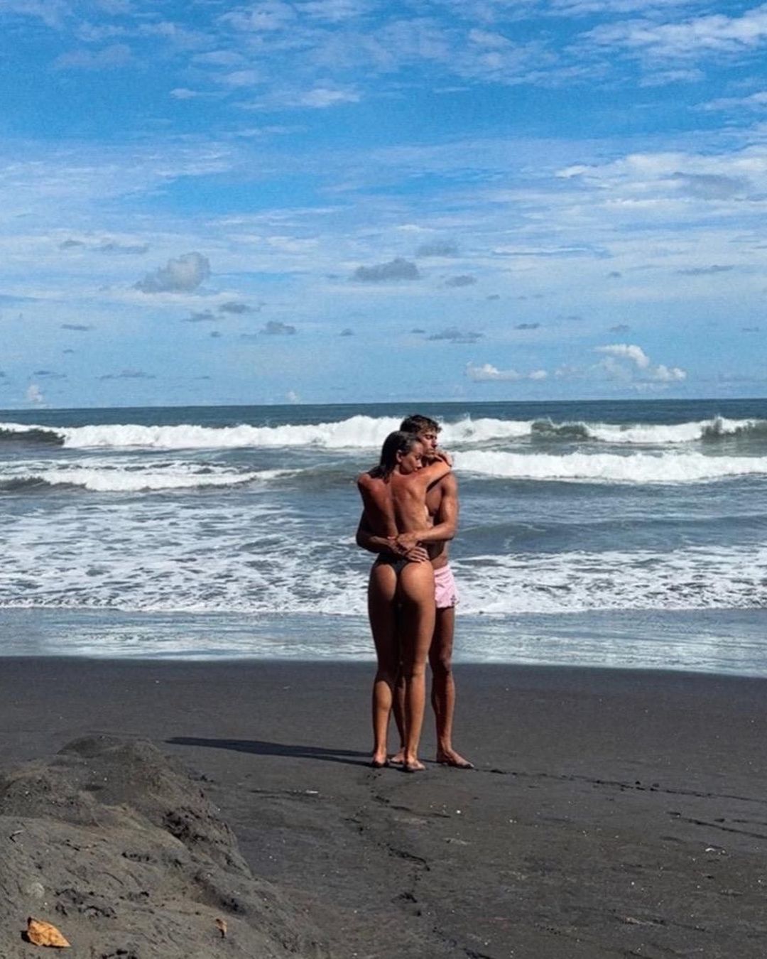 Exclus din lotul pentru EURO 2024, un fotbalist s-a fotografiat alături de superba sa soție, în vacanță: "Libertate!"_19