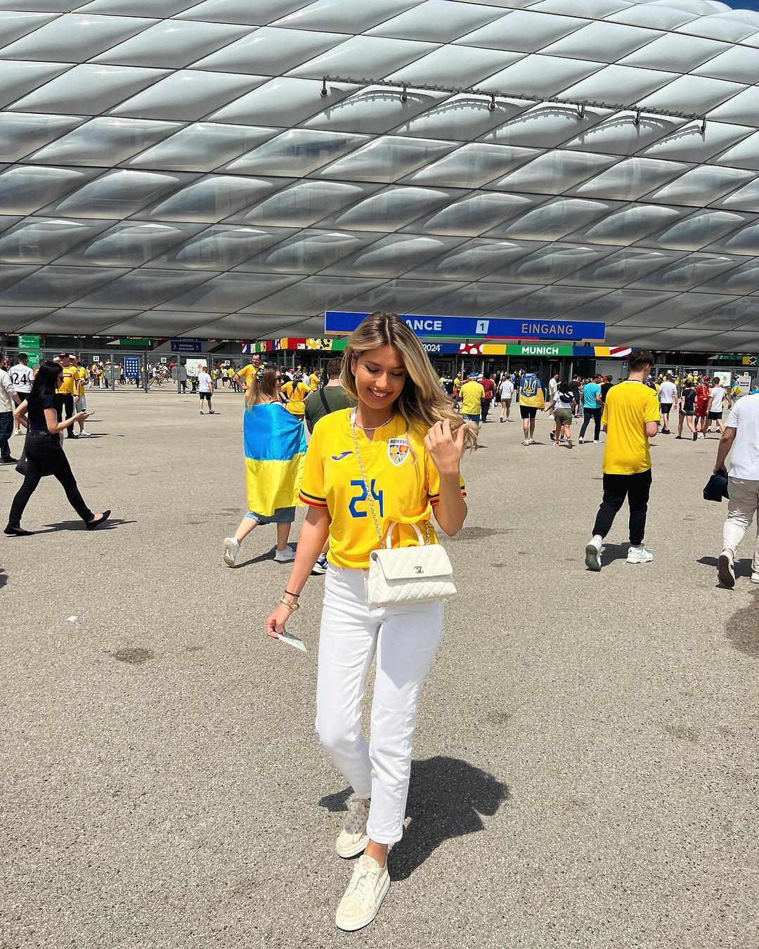 Maria Iordănescu, apariție răvășitoare la meciul România - Ucraina! Imaginile postate de sora mai mică a selecționerului_69