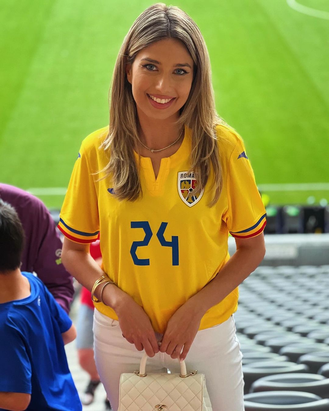 Maria Iordănescu, apariție răvășitoare la meciul România - Ucraina! Imaginile postate de sora mai mică a selecționerului_72