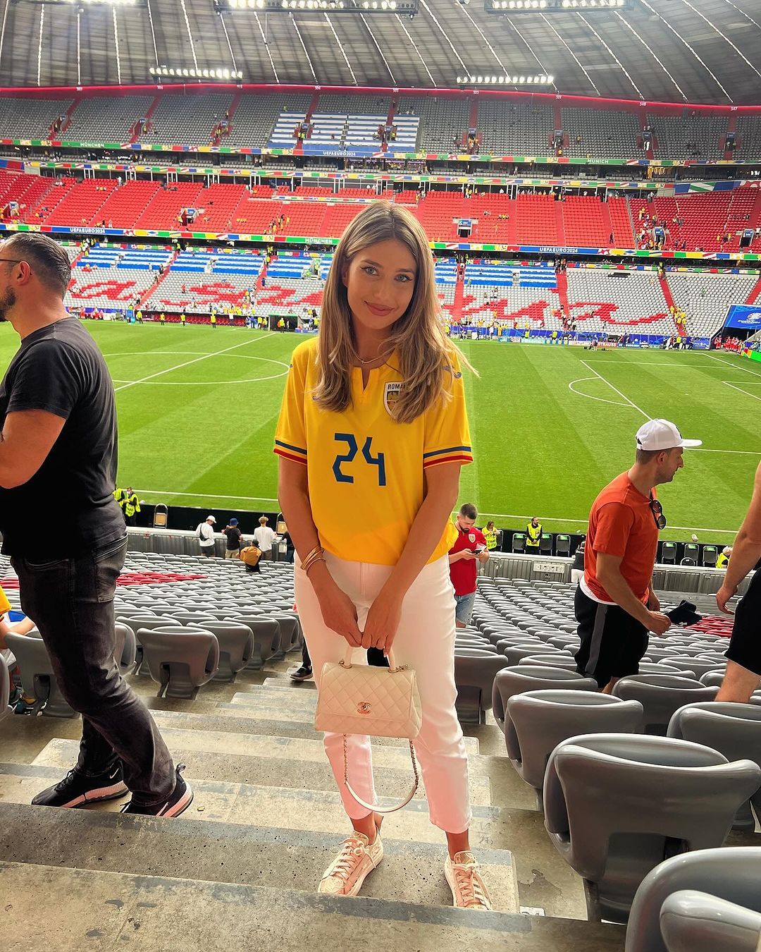 Maria Iordănescu, apariție răvășitoare la meciul România - Ucraina! Imaginile postate de sora mai mică a selecționerului_74