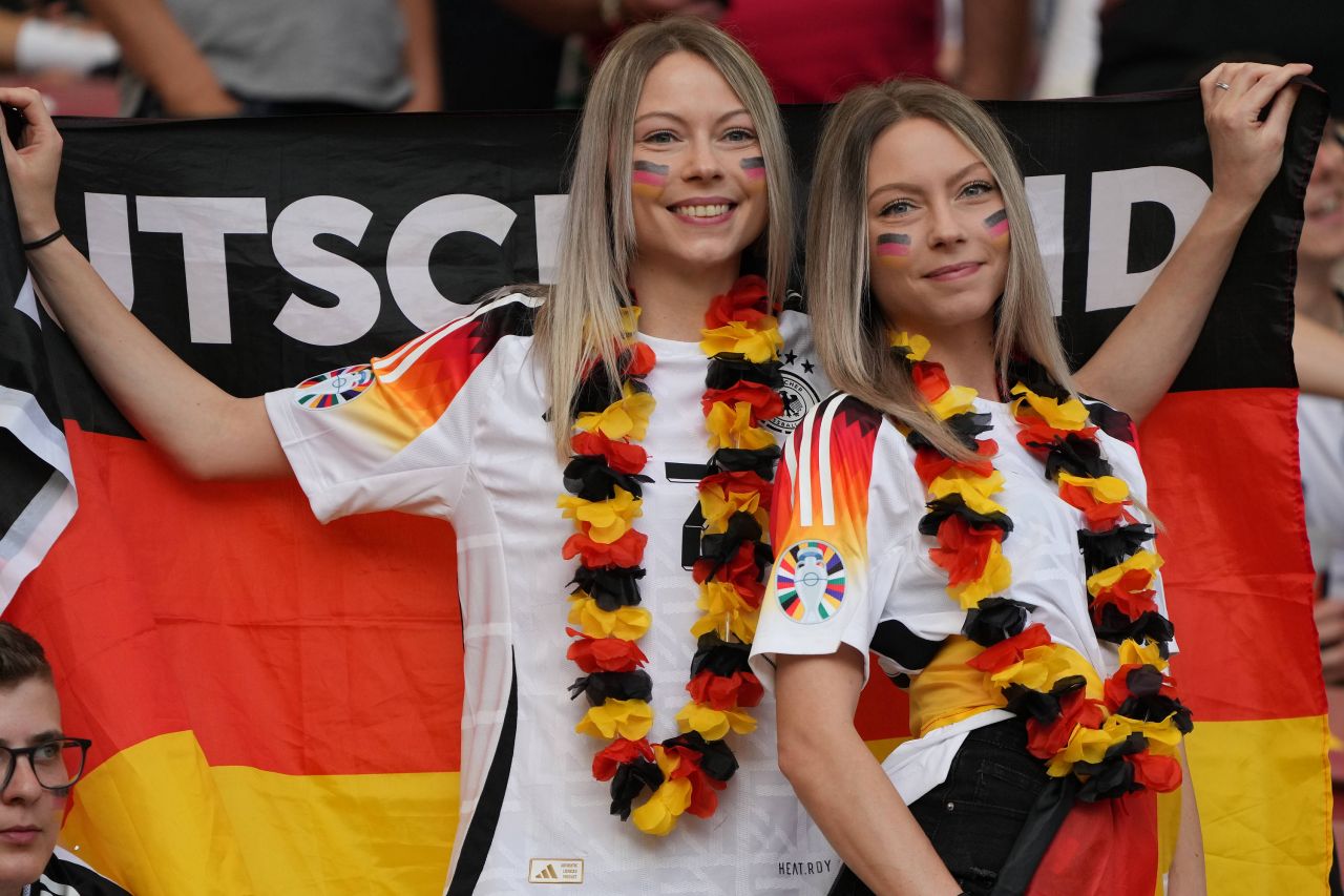 Spectacol în tribune! Suporterii care au atras atenția la meciul Germania - Ungaria_35