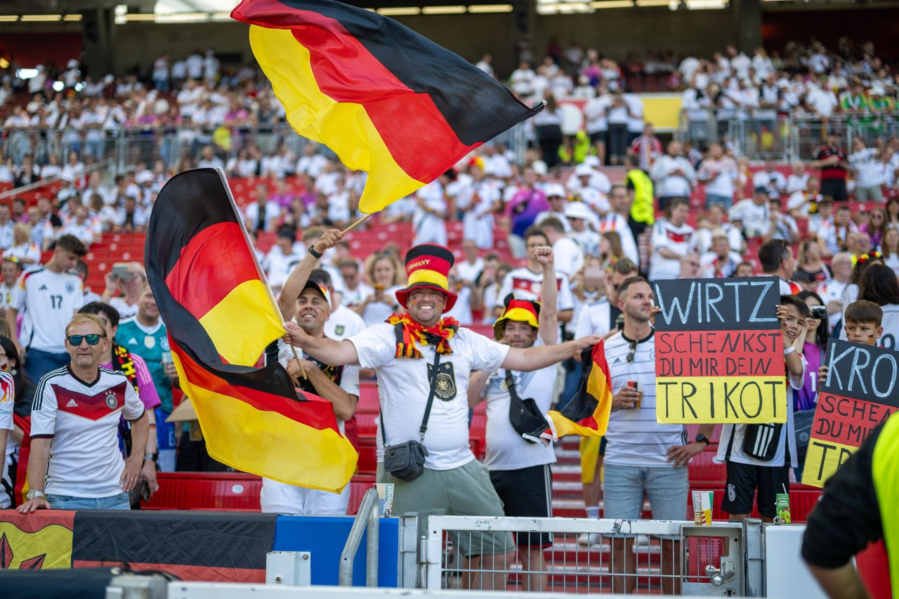 Spectacol în tribune! Suporterii care au atras atenția la meciul Germania - Ungaria_49