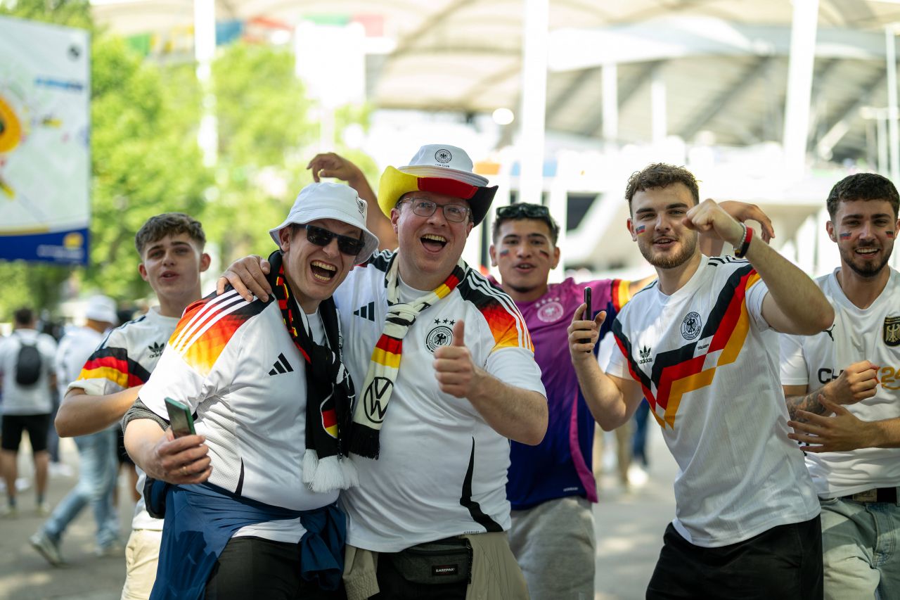 Spectacol în tribune! Suporterii care au atras atenția la meciul Germania - Ungaria_58