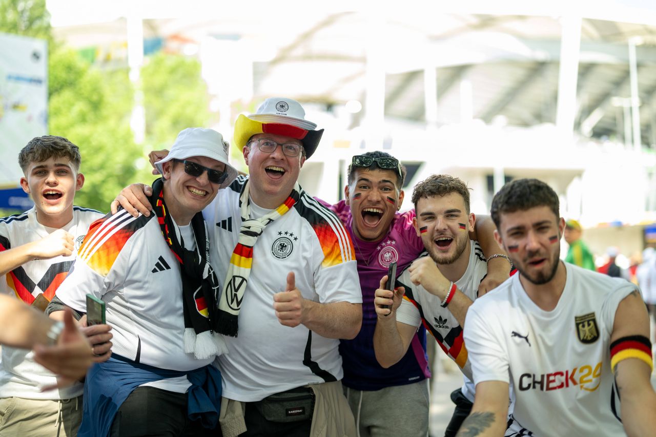 Spectacol în tribune! Suporterii care au atras atenția la meciul Germania - Ungaria_59