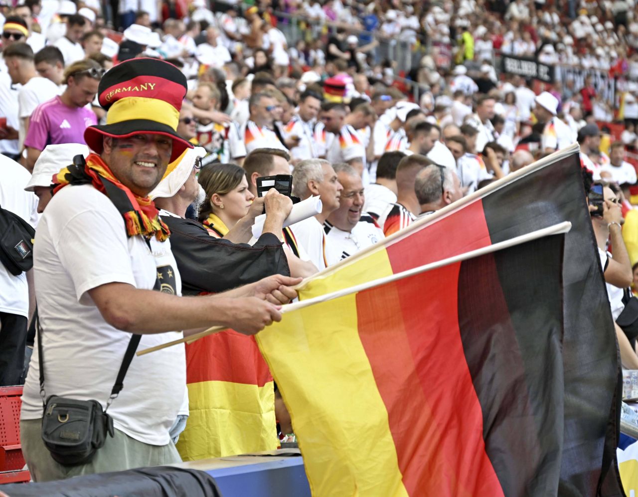 Spectacol în tribune! Suporterii care au atras atenția la meciul Germania - Ungaria_67