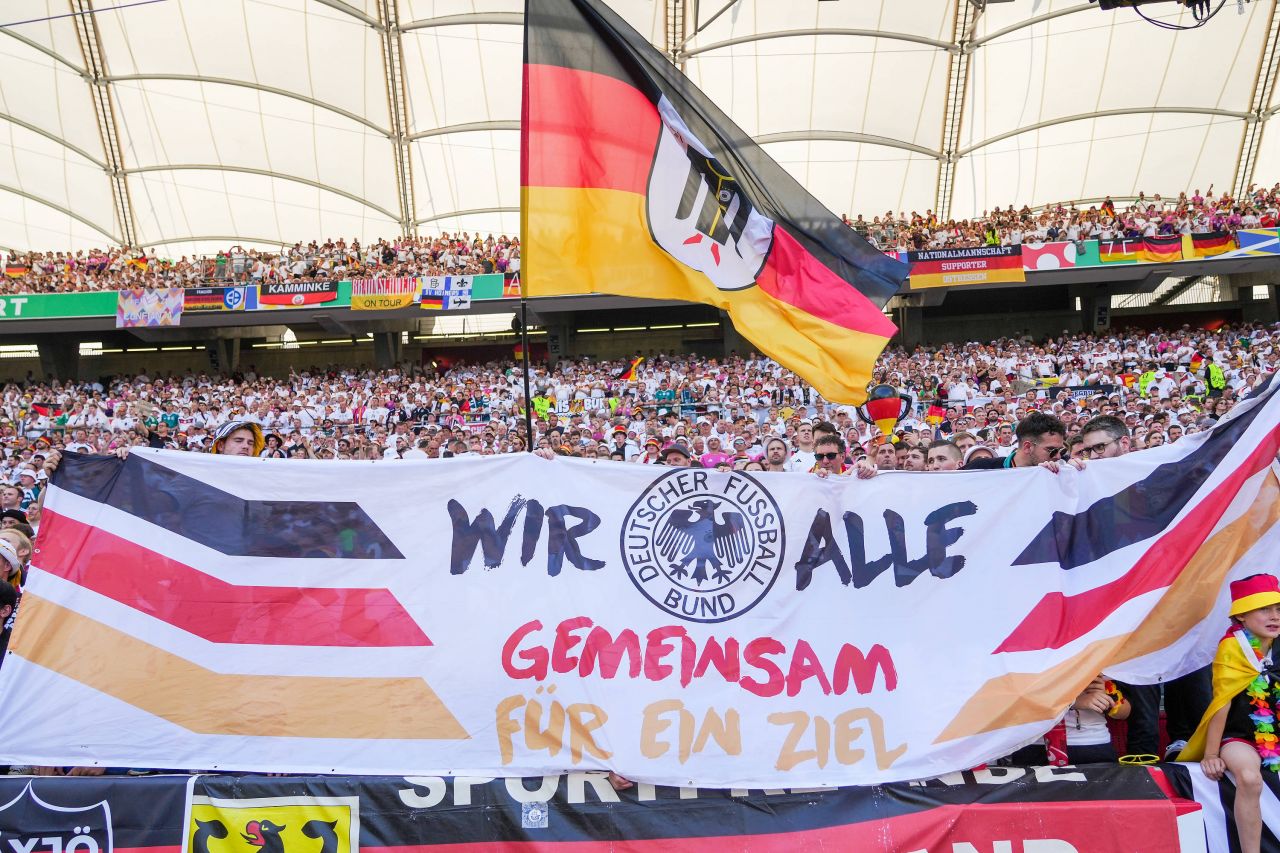 Spectacol în tribune! Suporterii care au atras atenția la meciul Germania - Ungaria_76