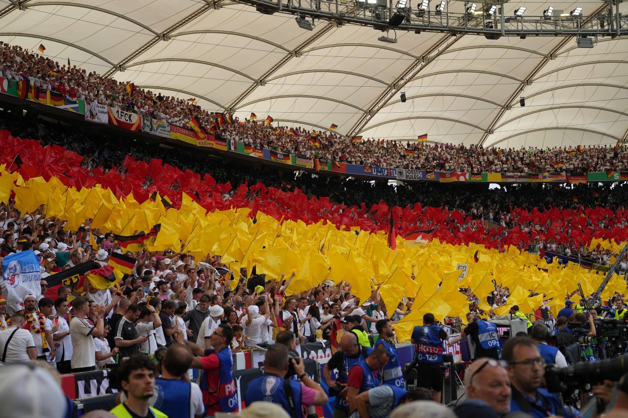 Spectacol în tribune! Suporterii care au atras atenția la meciul Germania - Ungaria_79